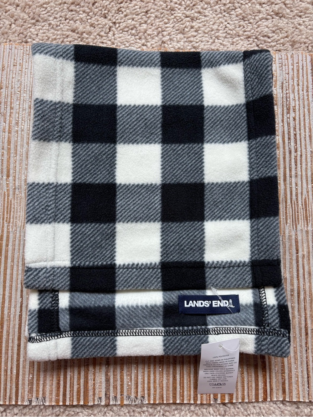 Lands' End NWT Navy & White Checkered Fleece Scarf